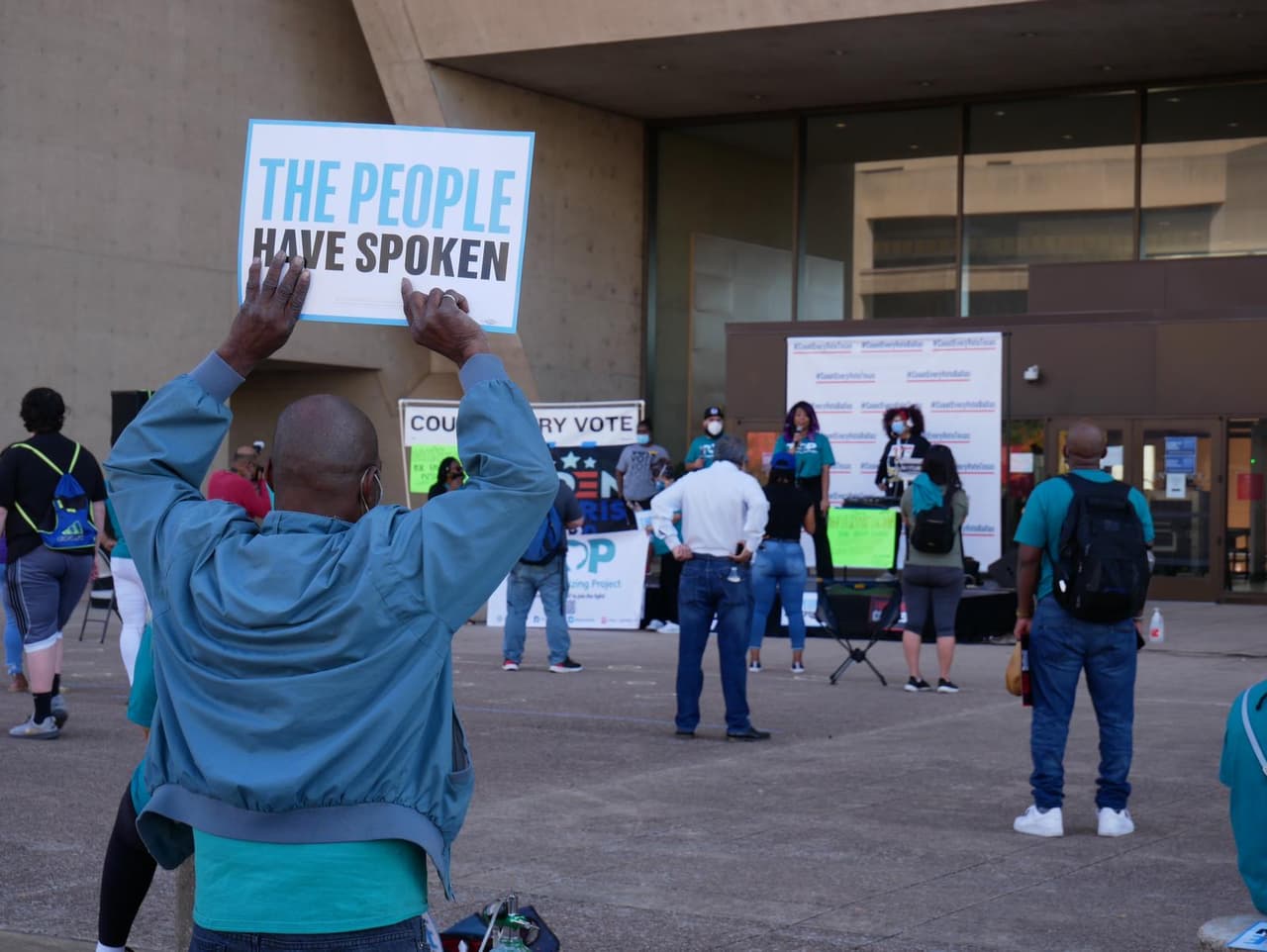 Varias personas se reunieron 
<a href="https://www.univision.com/local/dallas-kuvn/seguidores-de-biden-marchan-de-forma-pacifica-en-dallas-para-demostrarle-su-apoyo-al-presidente-electo-video">afuera de la alcaldía de Dallas</a> este pasado sábado por la mañana y en horas de la tarde.
<br>