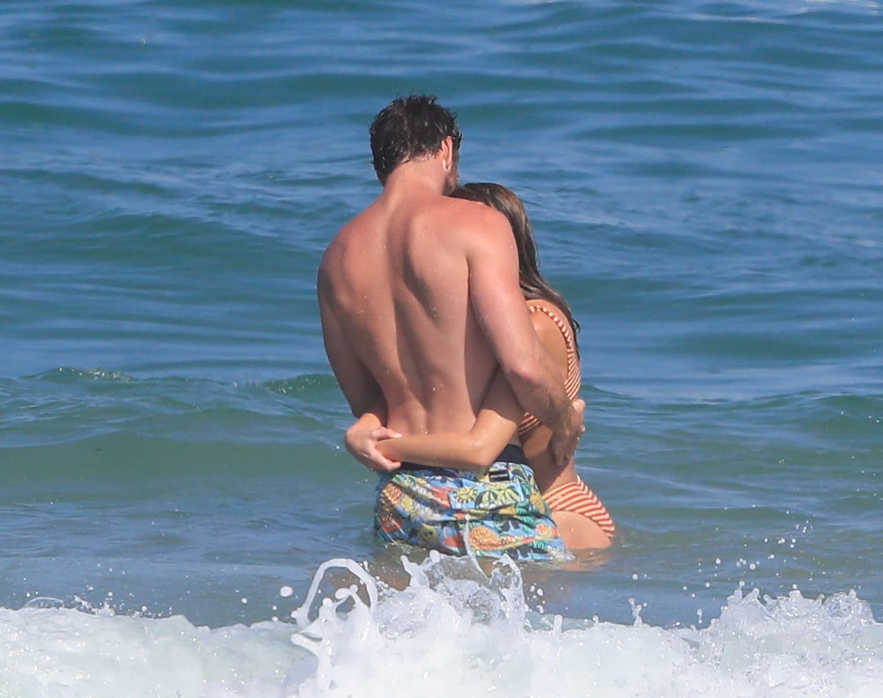 La pareja también pasó tiempo dentro del mar, estuvieron abrazados y mostrándose cariñosos.
<br>