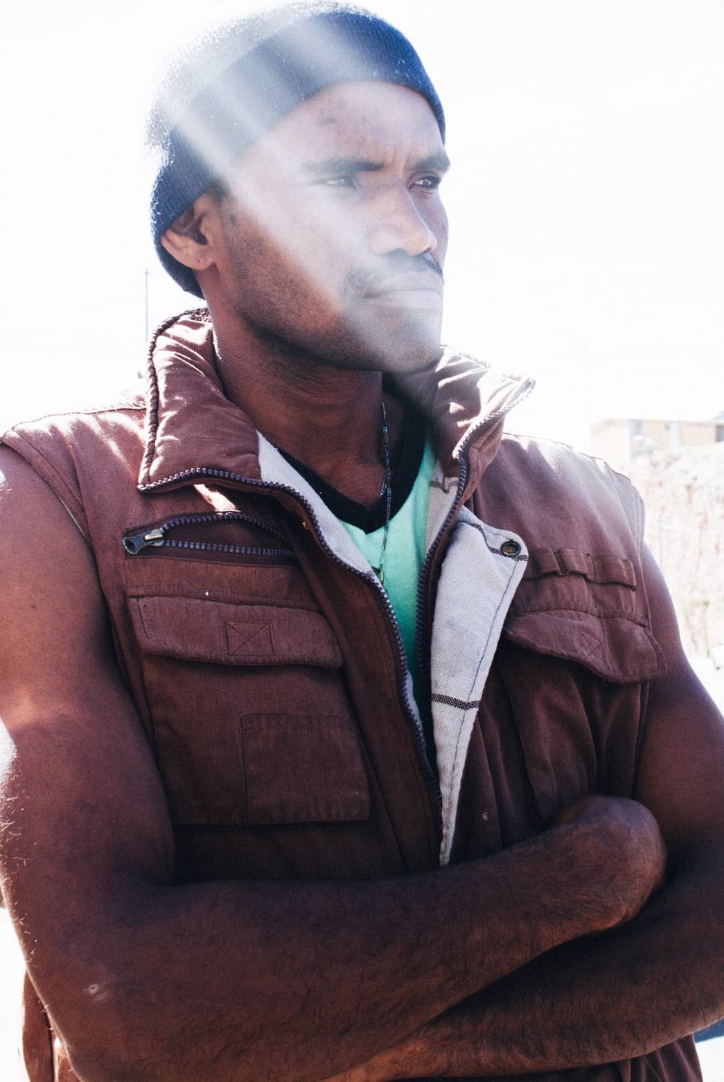 "Conocimos a Edgar, él compartió con nosotros que había estado tratando de cruzar ilegalmente la frontera por tercera vez esta semana. "Mi esposa y mi hija están en California y tengo que volver a ellas", contesta cuando le preguntamos por qué tanta insistencia".