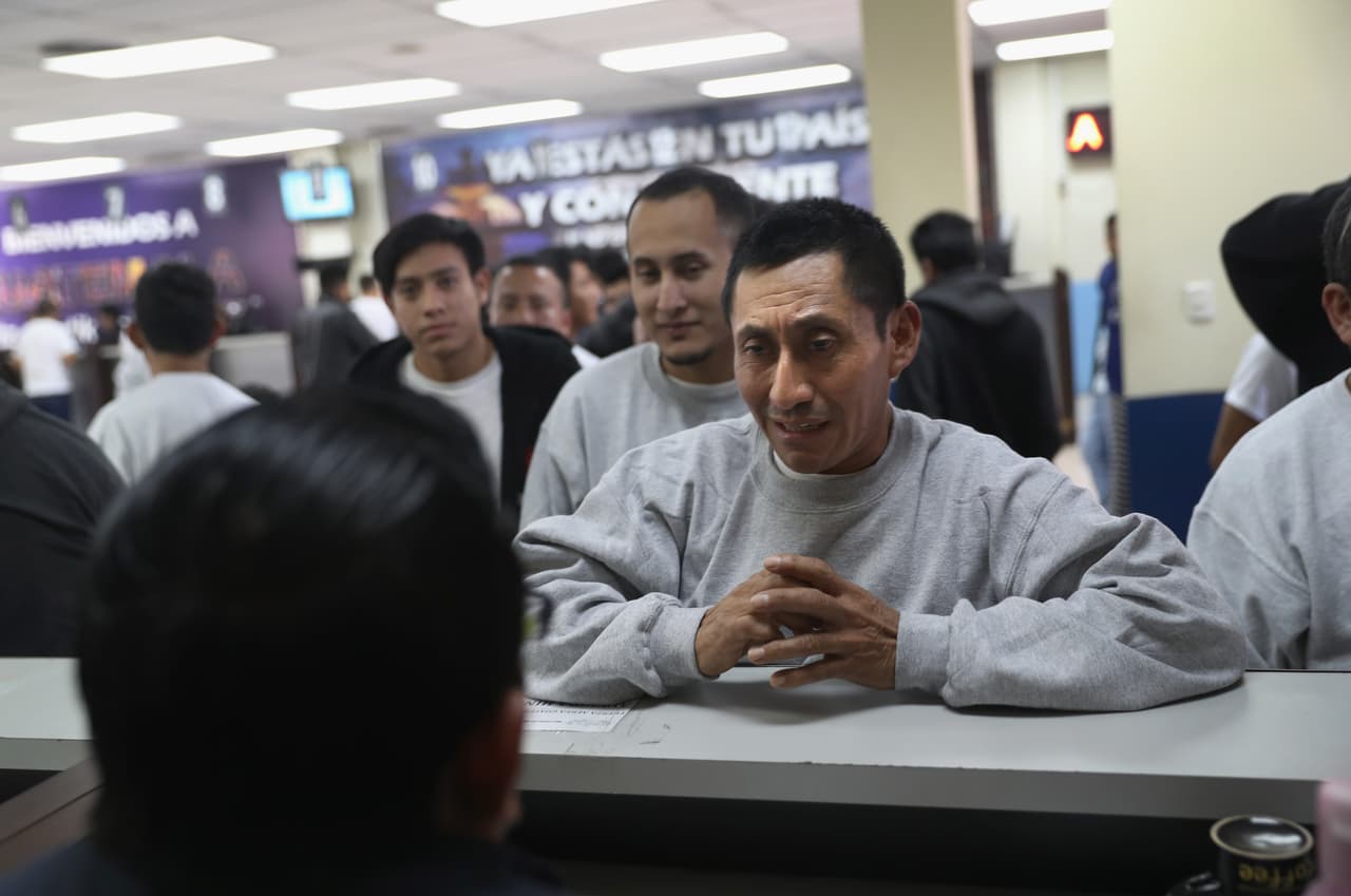 El secretario de Seguridad de EEUU, John Kelly, aseguró en Guatemala que su país seguirá incrementando las medidas de seguridad en sus fronteras para evitar el ingreso de nuevos inmigrantes indocumentados. Agregó que las autoridades tienen la orden de “interceptar a las personas que traten de ingresar ilegalmente y que se les trate de la mejor manera para después ser devueltos a sus países
<b>”.</b> En la fotografía, un grupo de deportados guatemaltecos son atendidos a su llegada a Ciudad de Guatemala. 9 de febrero de 2017.