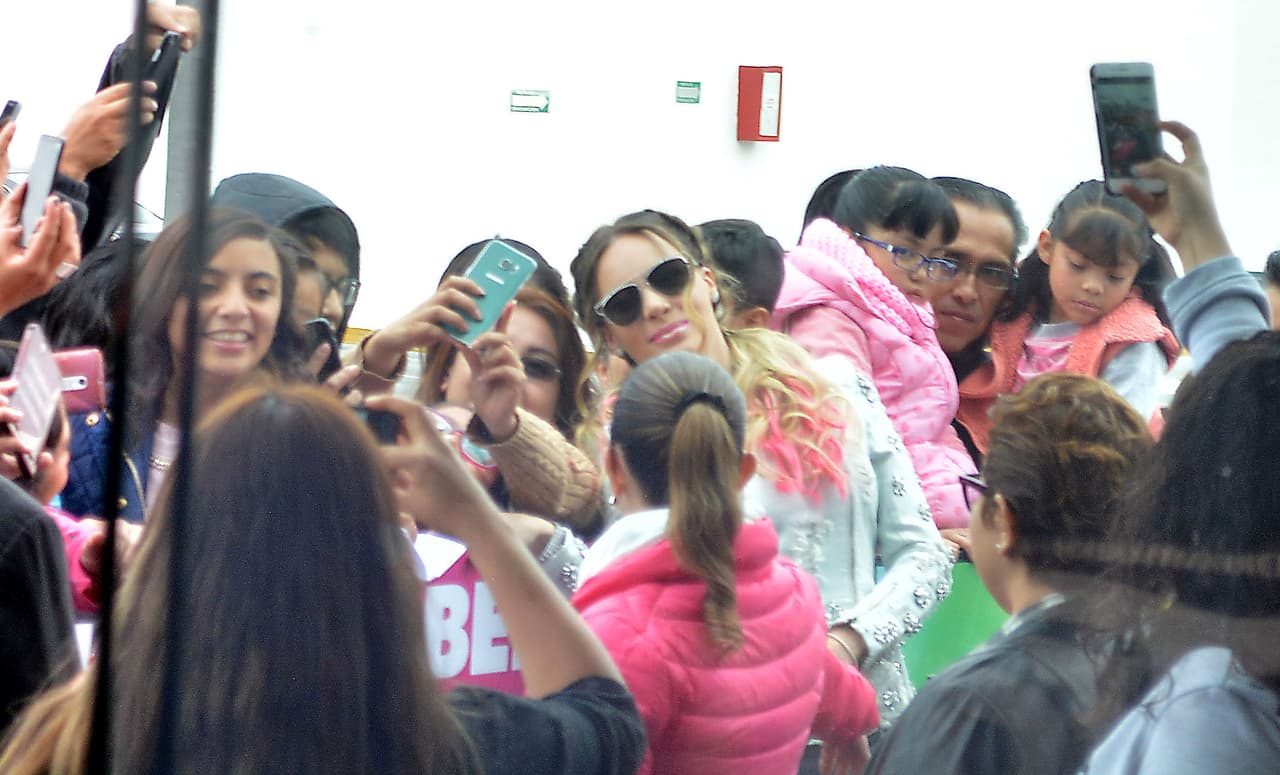 También se sacó una que otra selfie con las chicas en el lugar.
