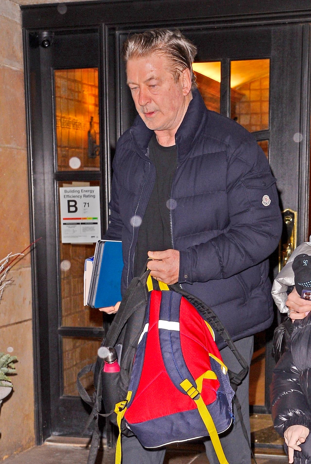 Alec Baldwin salió del lugar cabizbajo y directo al auto que lo esperaba.