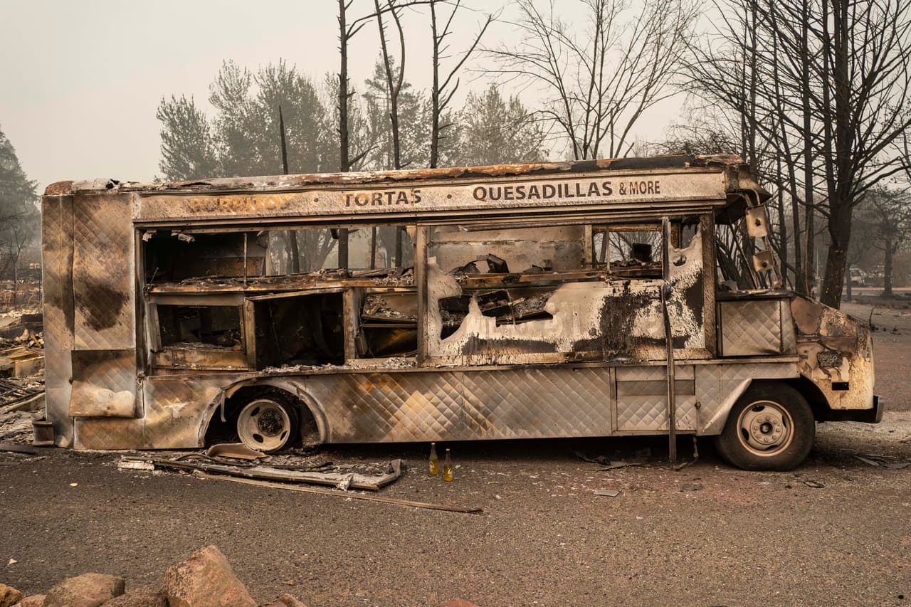 Cierra las ventanas y apaga el sistema de ventilación. Esto ayudará a que no entre humo al habitáculo.
<br>
<br>
<b>En imagen:</b> un camión de tacos totalmente calcinado por un incendio forestal en Talent, Oregon.