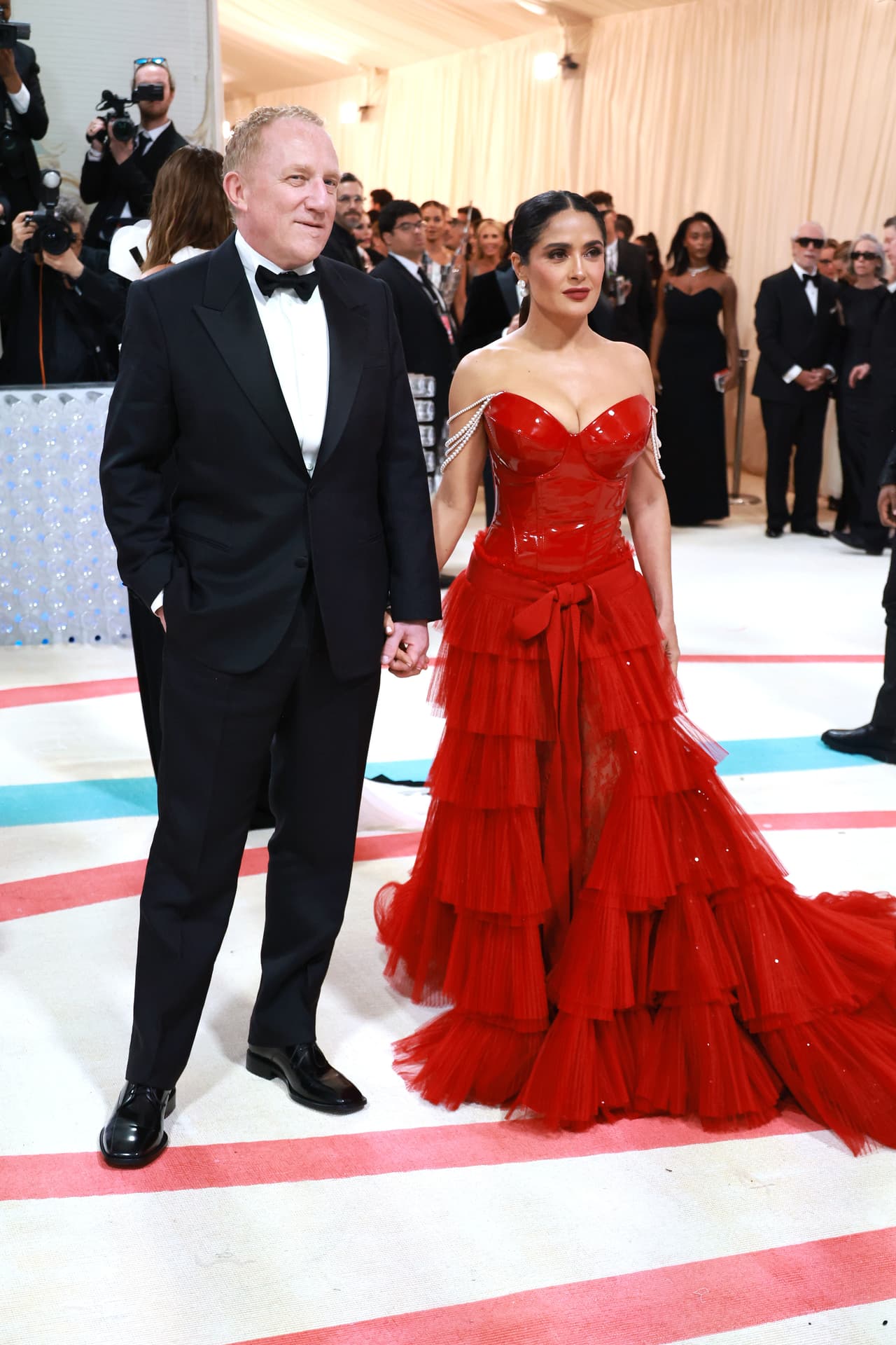 Salma Hayek deslumbró con su vestido rojo en la Met Gala.