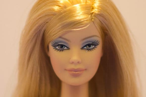 La colección incluye Barbies inspiradas en Marylin Monroe, Grace Kelly vestida de novia, y otras muñecas vestidas por diseñadores como Vera Wang o Versace, entre otras.