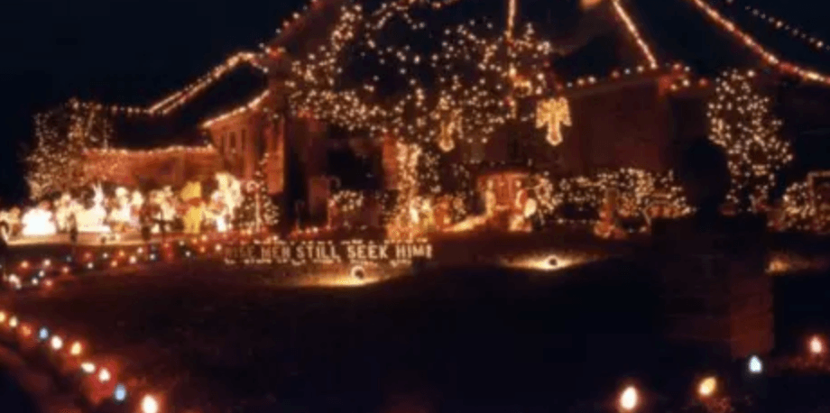 <b>Interlochen en Arlington. </b>Este 
<a href="https://www.arlington.org/event/interlochen-lights-2017/19360/">show de luces, considerado entre los mejores del Metroplex</a>, también es gratuito en este vecindario. Arranca el 15 de diciembre y dura hasta el 25, de 7:00 a 11:00 pm. Cada año miles de personas visitan el vecindario. La entrada es por la intersección de Randol Mill Road y Westwood Drive en Arlington. Ofrecen este mapa para 
<a href="http://res.cloudinary.com/simpleview/image/upload/v1510180202/clients/arlington/Interlochen_map_2017_3a6aca13-89b8-4955-8090-d53dd931e57c.pdf">facilitar la visita.</a>