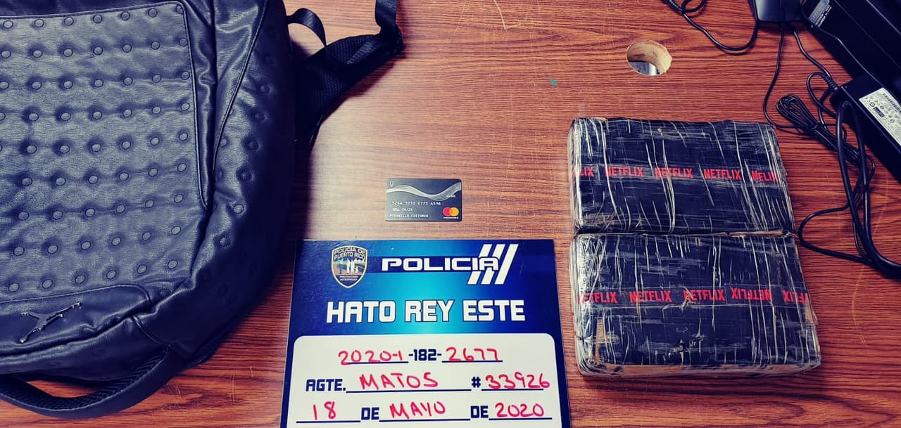 Durante la huída, arrojaron debajo de la guagua un bulto negro, el cual contenía en su interior aparentemente dos kilos de cocaína valorados en unos 50 mil dólares.
<br>
<br>