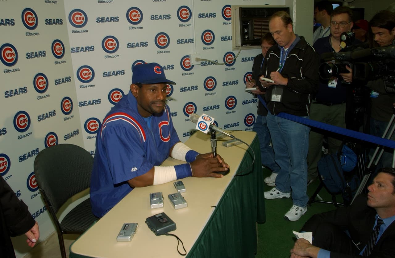 <a href="https://www.univision.com/deportes/mlb/el-cambio-extremo-de-sammy-sosa-que-sorprendio-a-todos-con-su-ultima-aparicion-fotos" target="_blank">Sammy Sosa</a>: jugador dominicano de béisbol que vistió los 'jerseys' de los Texas Rangers, Chicago White Sox, Chicago Cubs y Baltimore Orioles.