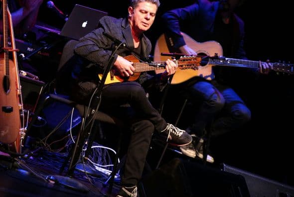 Santaolalla ha colaboradon importantes figuras latinas y hoy es uno de los productores más importantes de la escena.