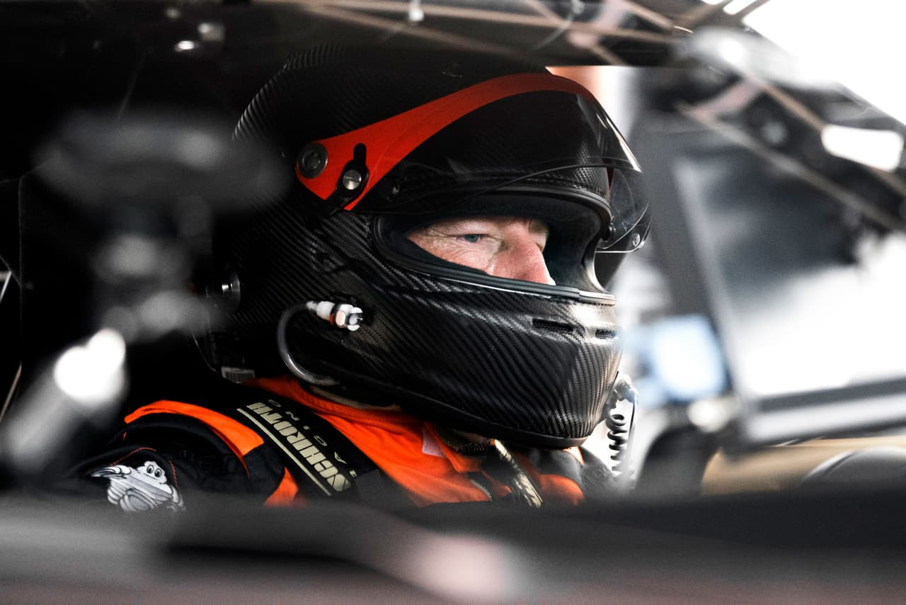 Andy Wallace primero aceleró el 
<a href="https://www.univision.com/noticias/a-bordo/bugatti-chiron-prueba-a-bordo-completa-video" target="_blank">Chiron</a> a 186 mph (300 km/h) en incrementos de 31 mph (50 km/h) para asegurarse de que todas las condiciones fueran las correctas y que el Chiron estuviera equilibrado de manera óptima en términos de elevación y carga aerodinámica.