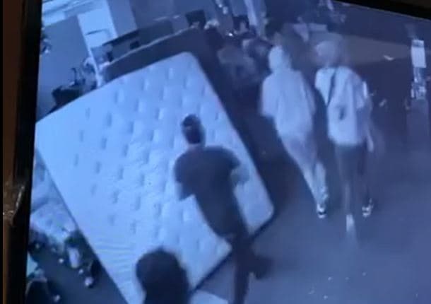 Saquearon su mueblería, la comunidad le ayudó a recuperarse y ahora es un exitoso empresario