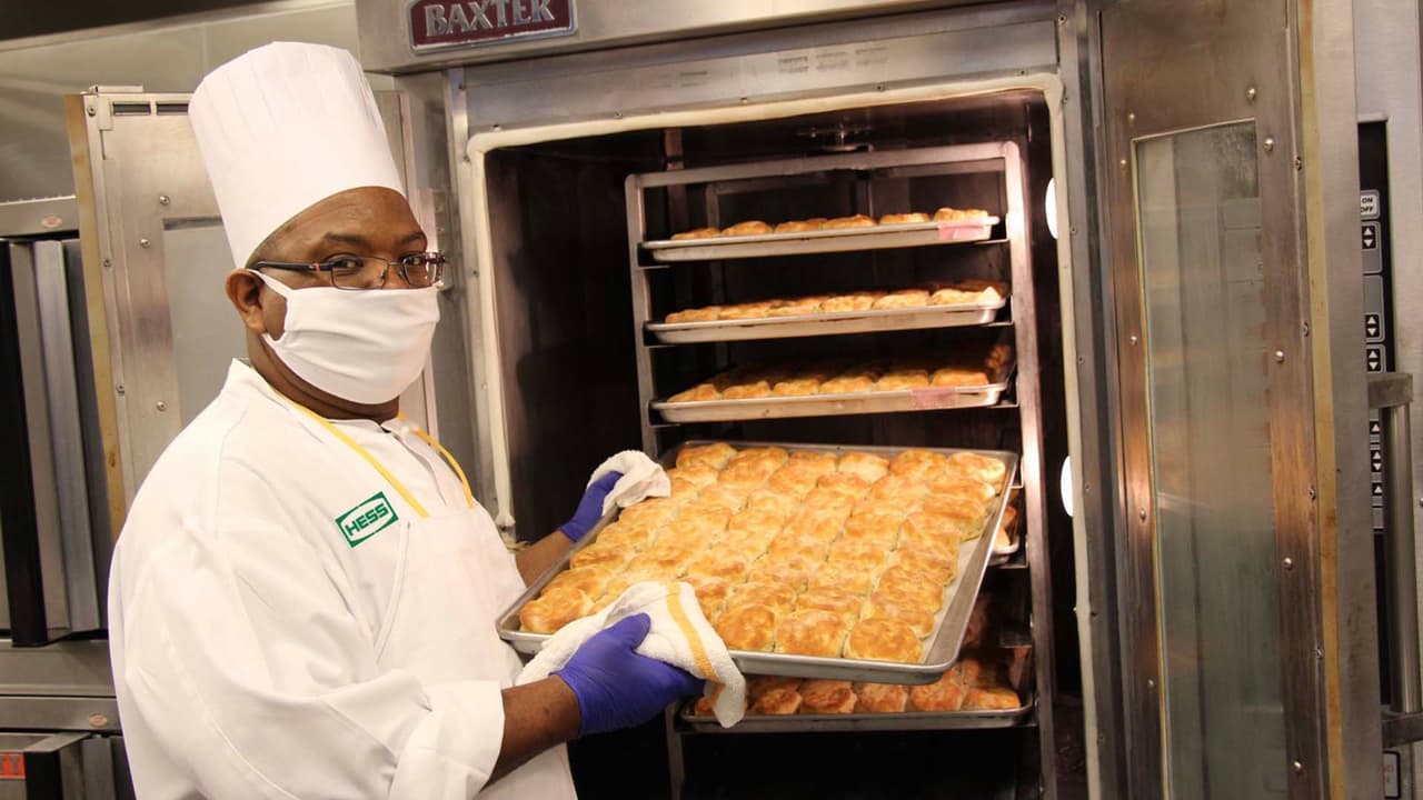 Cada vehículo recibió entre una y dos porciones de comidas para toda la familia.