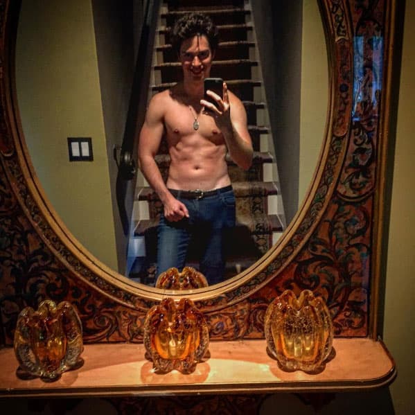 Adán ha seguido el ejemplo de su padre, aunque no por la actuación, sino por la música.