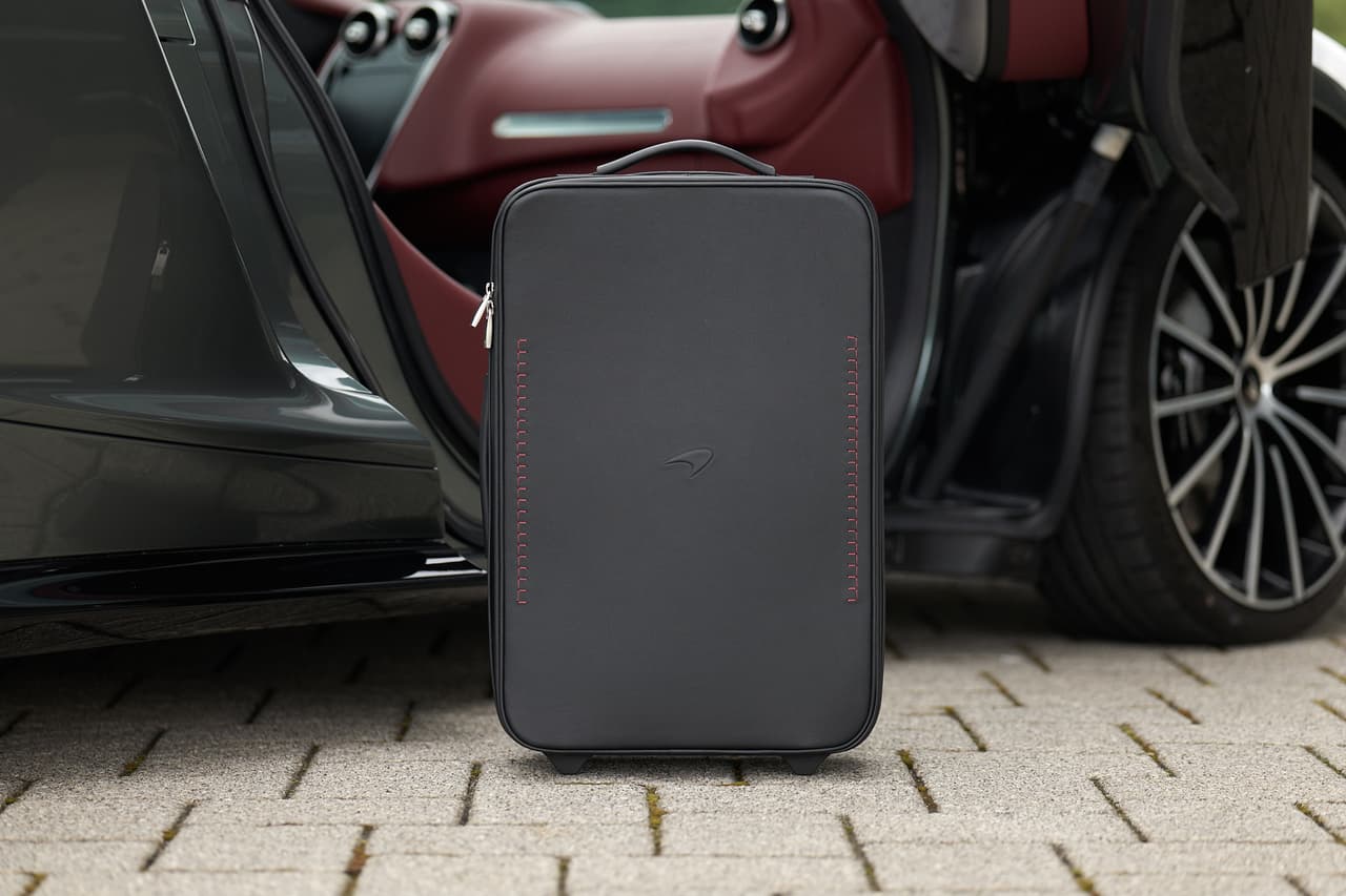 <b>Maleta de mano</b>
<br>
<br>Dimensiones (incluyendo ruedas): 14.1” x 21.6” x 7.8”
<br>Volumen: 1.38 pies cúbicos
<br>Precio: $3,800