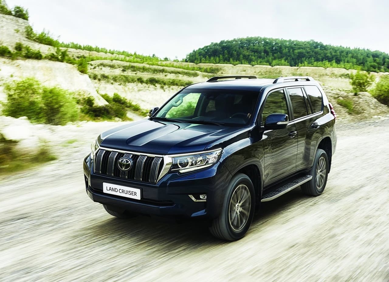 <h3 class="cms-H3-H3"><b>SUV de tamaño completo</b></h3>
<br>
<br>
<b>Vehículo dominante:</b> Toyota Land Cruiser
<br>
<b>Porcentaje de unidades vendidas con más de 200k millas:</b> 15.7%
<br>
<b>Comparado con el promedio del segmento:</b> 3.7x
<br>
<br>La icónica e indestructible Toyota Land Cruiser está diseñada para durar al menos 25 años. De hecho, es uno de los modelos más populares en partes del mundo donde abundan los caminos de tierra.