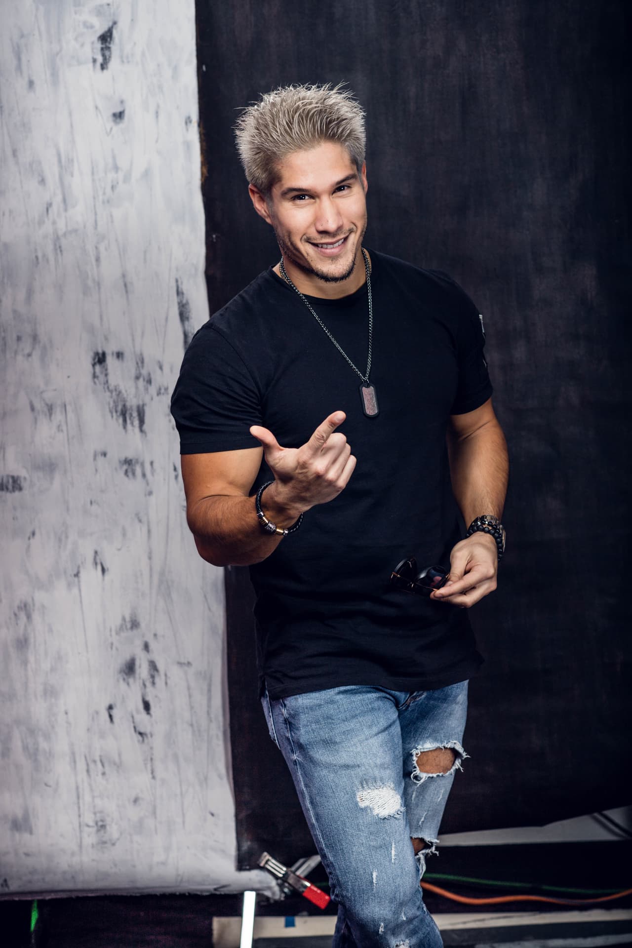 Chino también llegó contento a nuestro set digital para posar con su nuvo look...