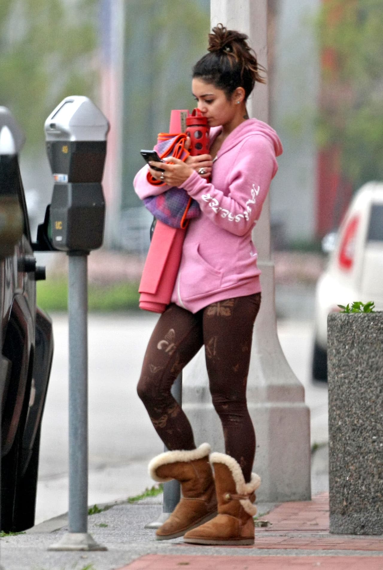 La forma inferior se asimila a la del pie de un elefante, el objetivo es que redondee totalmente tu pie para que la piel de borrego que lleva en el forro matenga tus pies aislados del frío.