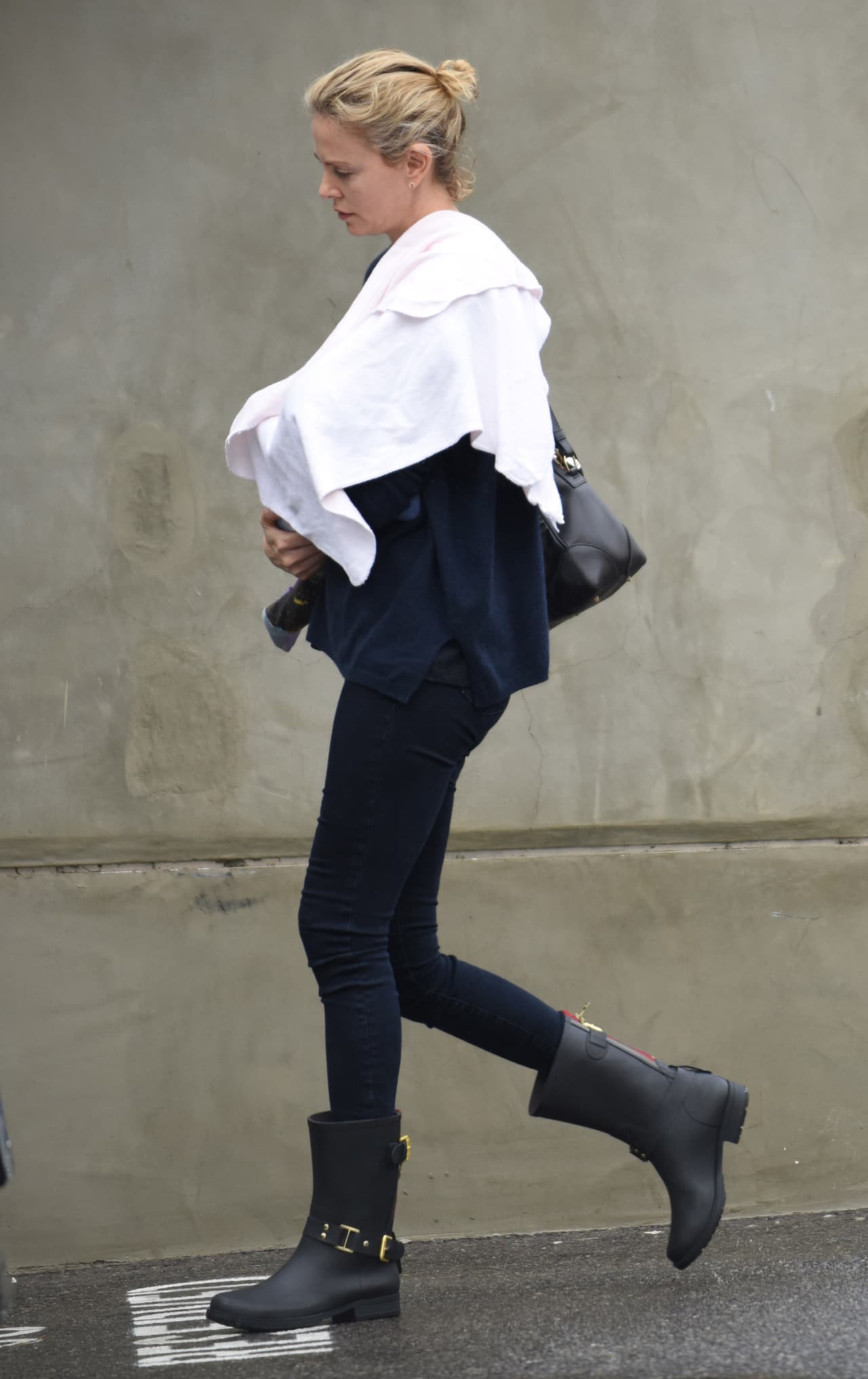 Texanas. se caracterizan por su estilo vaquero y normalmente las puntas son en pico o un poco redondeadas, el tacón es casi siempre cuadrado, además de que llegan a la pantorrilla.