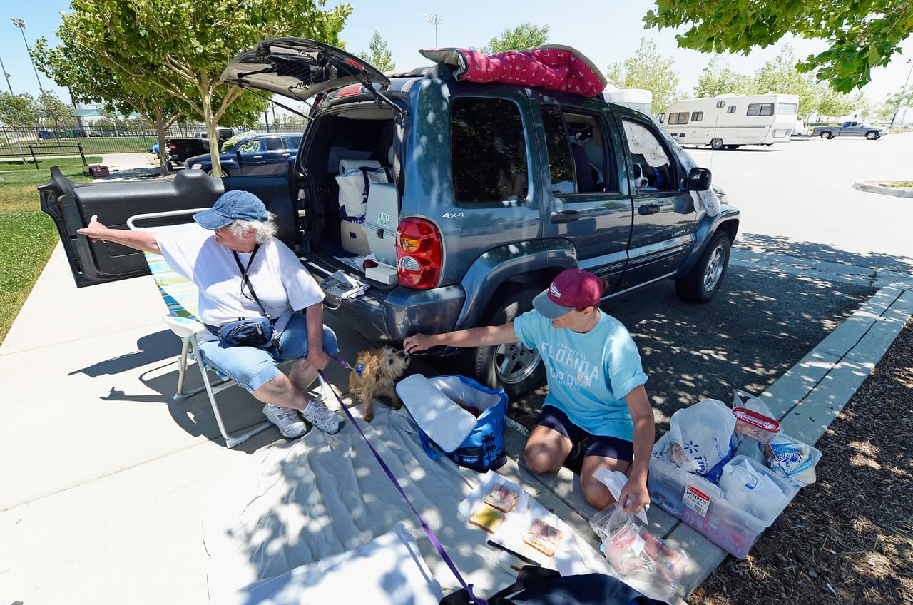 <b>Lake Forest, California</b>
<br>Fue catalogada como 
<a href="https://www.univision.com/local/los-angeles-kmex/estas-son-las-10-ciudades-de-california-mas-seguras-para-criar-hijos-fotos" target="_blank">la 13 ciudad más segura de Estados Unidos</a>. A menudo es reconocida por su seguridad. La comunidad atribuye las recientes reducciones en los delitos contra la propiedad a la participación en el programa "No lo haga fácil".
<br>
<br>
<b>Población: </b>84,224. 
<br>
<b>Ingreso promedio: </b>$96,963. 
<br>
<b>Tasa de graduación:</b> 92.1%. 
<br>
<b>Tasa de delincuentes sexuales (por cada 10.000):</b> 2.80. 
<br>
<b>Promedio de seguridad: </b>92.75.