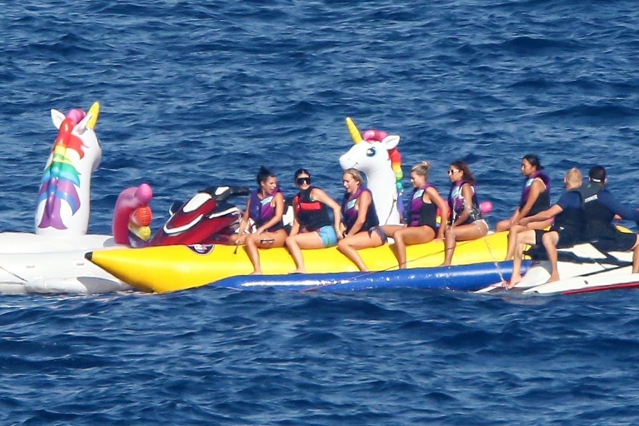 El paseo por las aguas de Capri de la 
<b><a href="https://www.univision.com/famosos/kylie-jenner-repite-como-la-mas-rica-en-instagram-en-medio-de-su-polemica-semana-fotos" target="_blank">mujer más rica de Instagram</a></b>
<a href="https://www.univision.com/famosos/kylie-jenner-repite-como-la-mas-rica-en-instagram-en-medio-de-su-polemica-semana-fotos" target="_blank">,</a> según cifras de la empresa 
<b><a href="https://www.hopperhq.com/blog/2019-instagram-rich-list/" target="_blank">HopperHQ.com</a></b>, incluyó diversión a bordo de un bote tipo 'banana'.