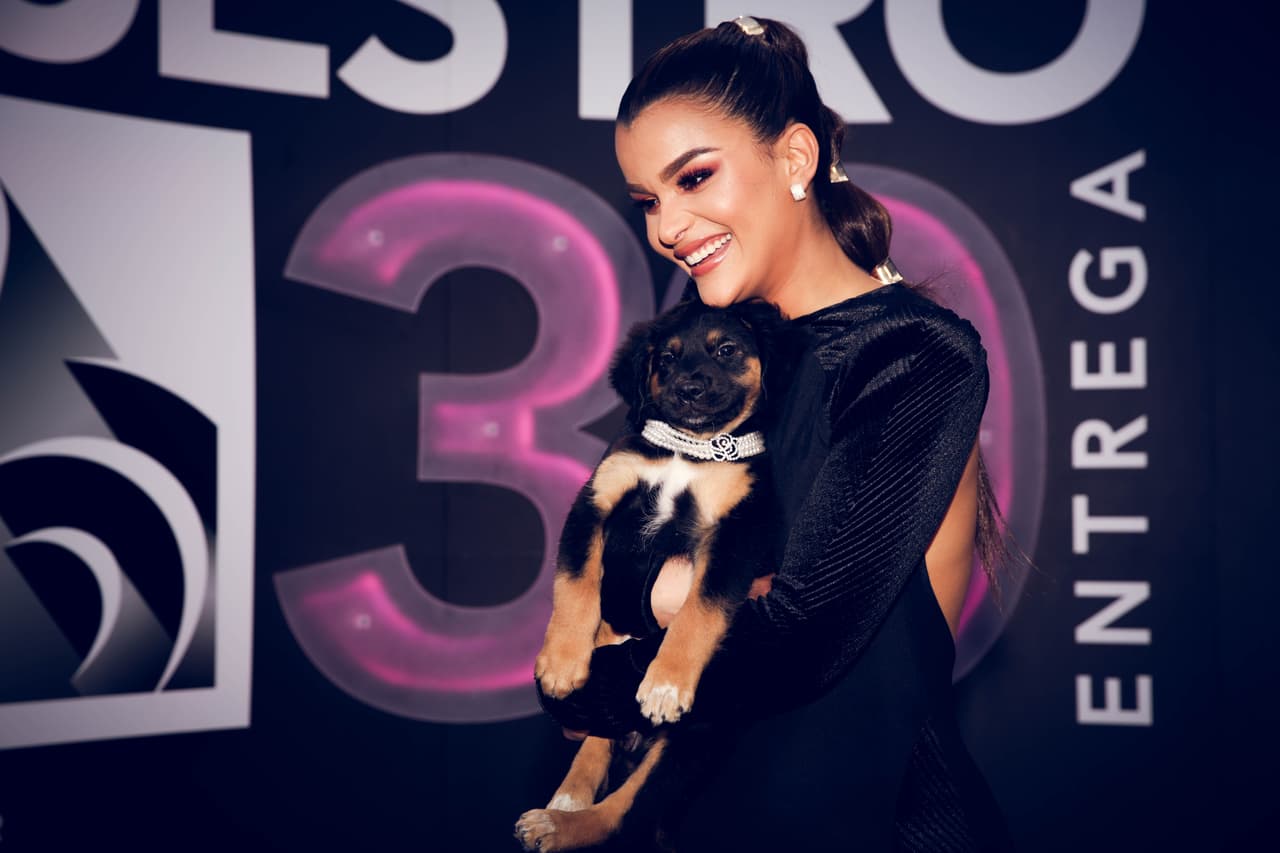En esa ocasión Clarissa posó para las cámaras con un tierno cachorrito.