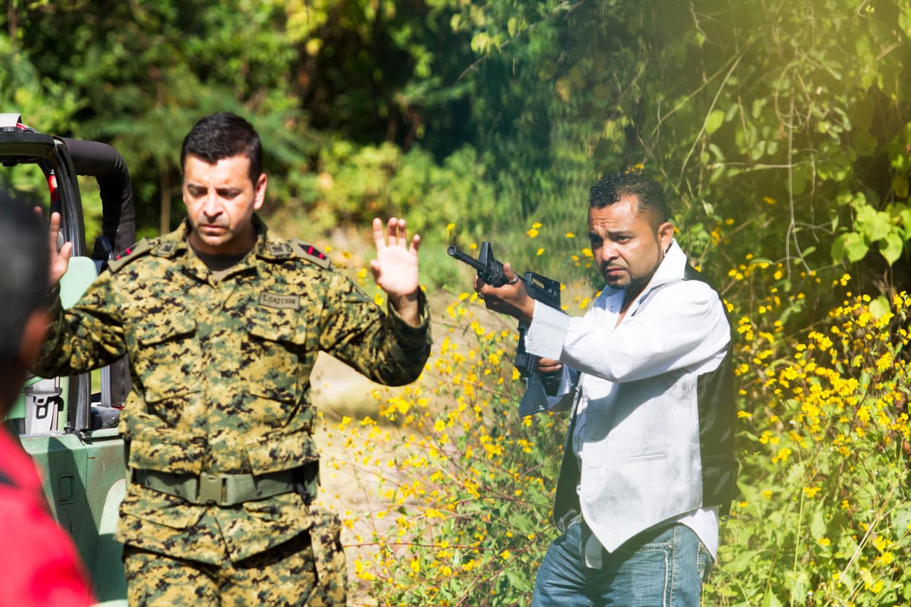 Inesperadamente, Caycedo fue interceptado por los hombres de Salvador.