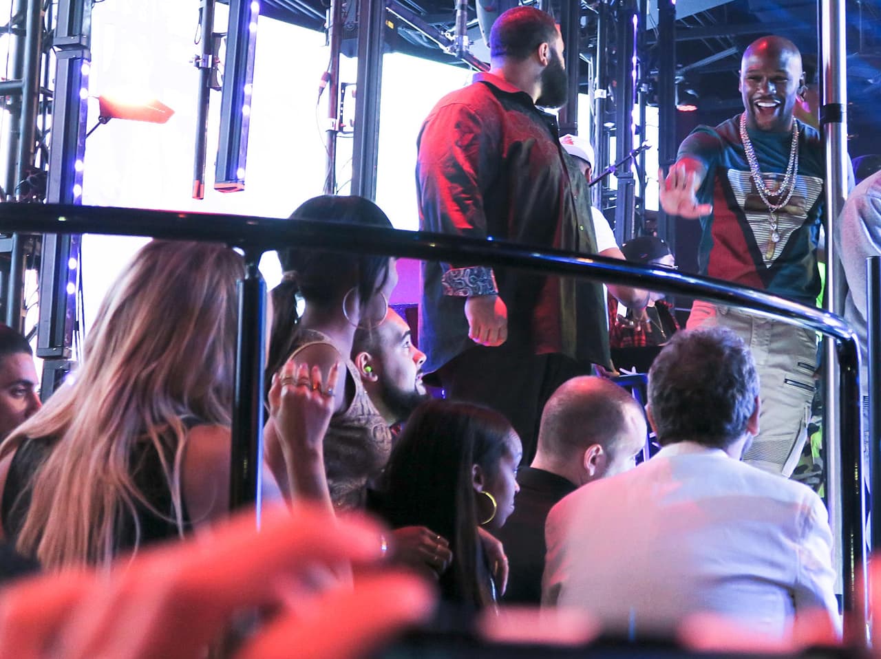 ¿Qué tal? Floyd Mayweather también fue a saludar a las chicas.