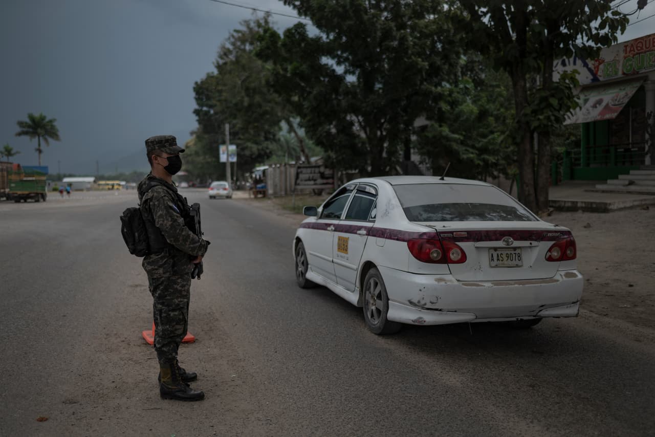 Retén militar en el departamento de Colón, al norte de Honduras.
