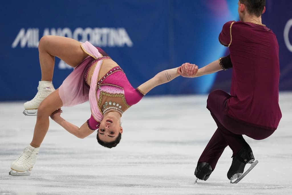 Karina Akopova y Nikita Rakhmanin, de Armenia, compiten durante el programa largo de patinaje artístico por parejas en los Juegos Olímpicos de Invierno de 2026, en Milán, Italia, el lunes 16 de febrero de 2026.