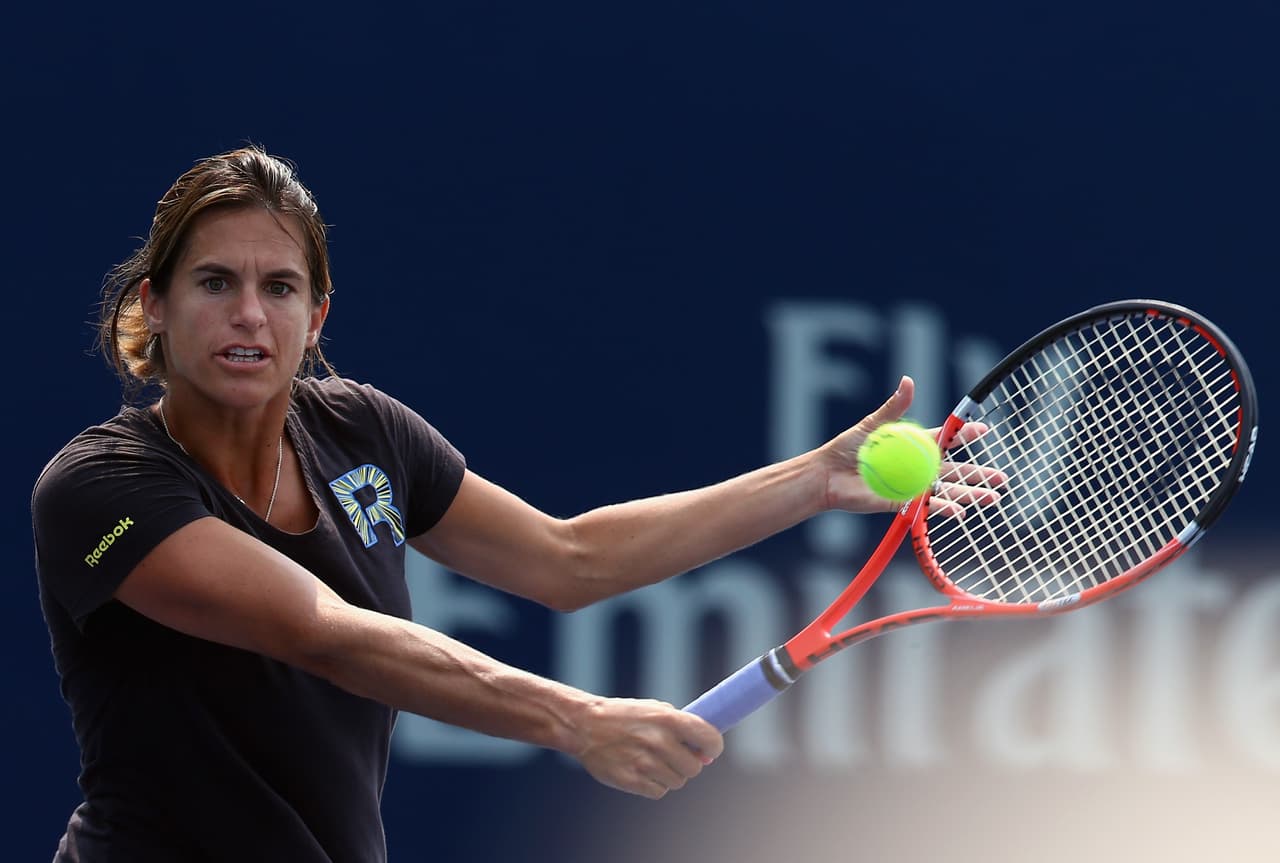 La tenista francesa Amelie Mouresmo reveló su homosexualidad a sus 19 años, en 1999, durante una conferencia de prensa con miras al Australian Open. Eso no afectó la relación que la jugadora, que llegó a ser número uno mundial, tuvo con sus patrocinadores.