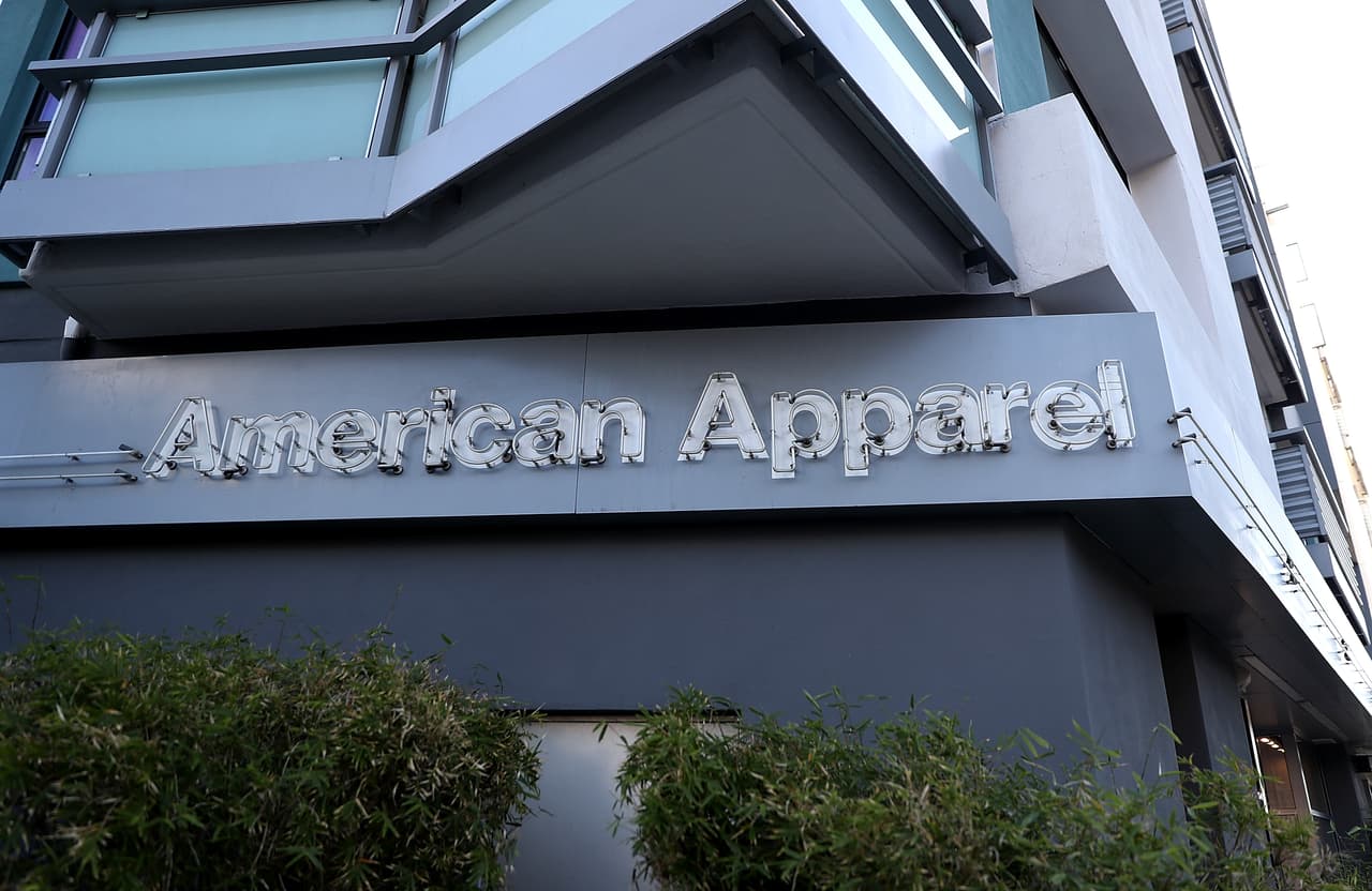 <b>American Apparel.</b> Esta cadena fundada en 1989 tenía tiendas en todos los centros comerciales de Estados Unidos. En su apogeo estaba valorada en más de mil millones de dólares pero se declaró en bancarrota en 2015, después de no obtener ganancias durante seis años. Despidió empleados, subastó su marca y ahora opera como una tienda en línea.