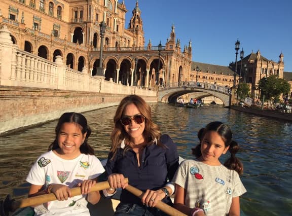 Karla es la mejor amiga de sus pequeñas hijas.