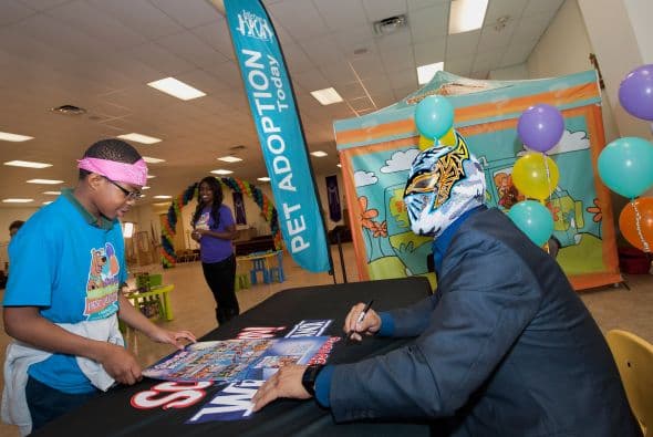 Sin Cara, atendió pacientemente a todos los fanáticos y repartió autógrafos sin parar.