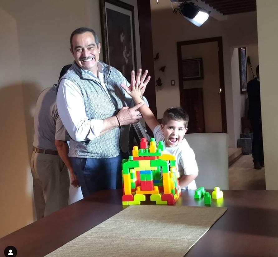 Como cualquier niño de su edad, el juego también es importante. Por ello, confesó que durante los descansos de las grabaciones se ponía a jugar con algunos de sus compañeros de elenco. 
<br>