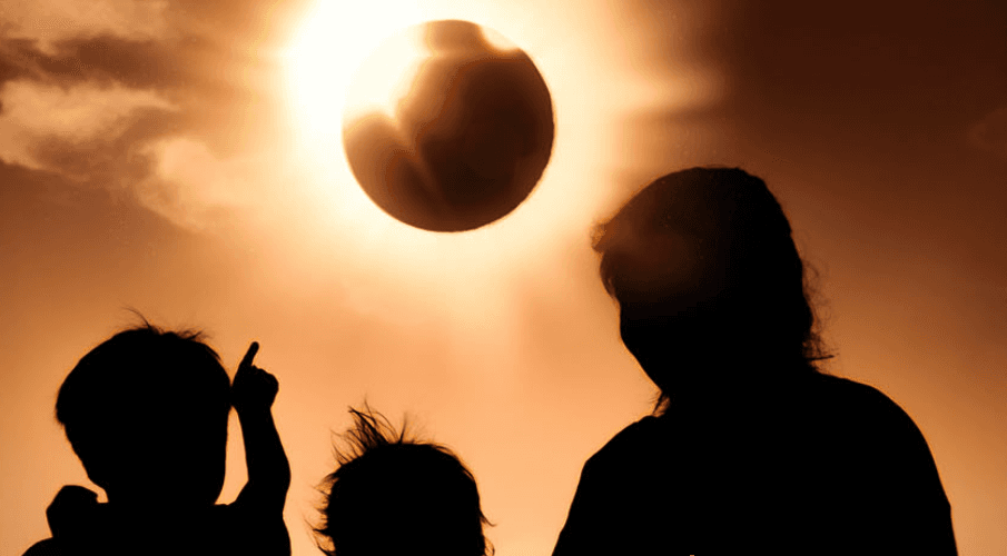 <h3 class="cms-H3-H3">14 de octubre</h3>
<br>
<br>
<b>VIP Eclipse viewing party at Natural Bridge Caverns</b>
<br>
<br>📍 Dónde: Natural Bridge Caverns
<br>
<br>⏰ Horario: 9:00 a 13:00 horas
<br>
<br>El área de la pradera en la zona de las cavernas ofrece un punto perfecto para ver el eclipse. Habrá música, almuerzo y diversión para toda la familia.
<br>