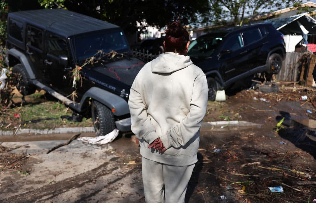 Vecinos sufrieron la inundación de sus viviendas y también vieron cómo sus autos se estrellaron contra otros.