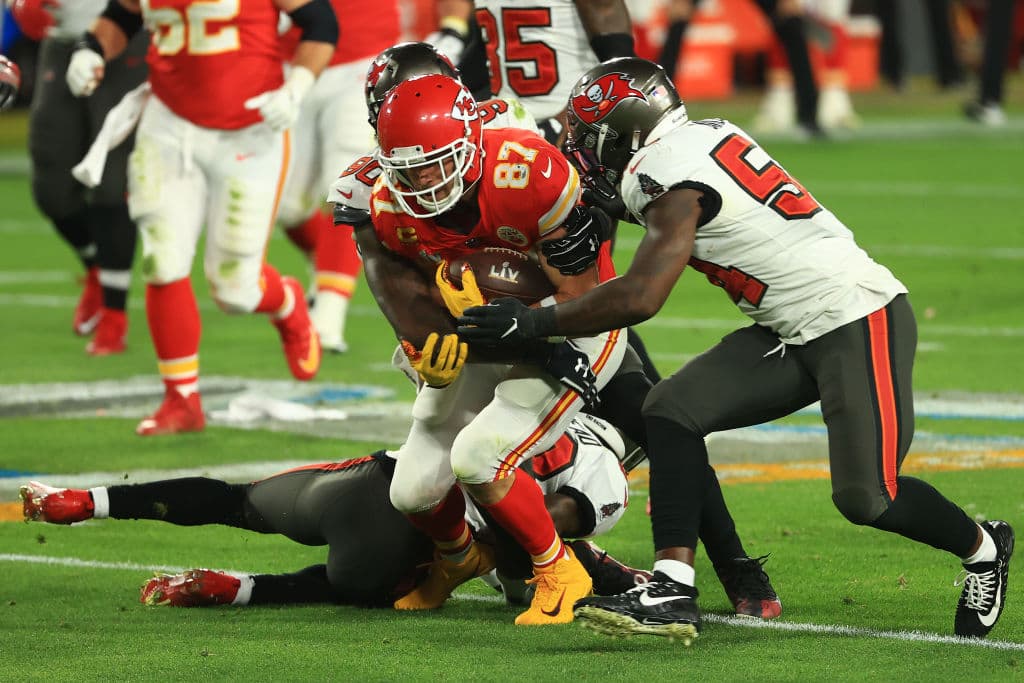 La defensa de los Tampa Bay deja a Patrick Mahomes sin pase de anotación y con dos intercepciones en la arrolladora victoria de los Buccaneers 9-31 sobre los Kansas City Chiefs. Tom Brady demuestra porque es el mejor y con tres pases de anotación y sin intercepciones consigue su séptimo anillo de Super Bowl.