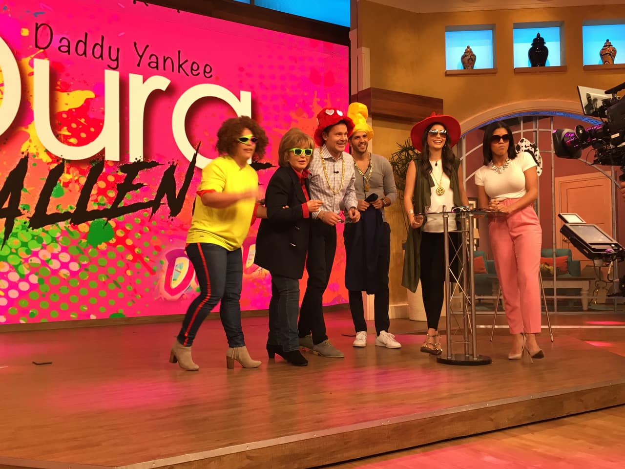 La mañana se puso muy divertida, una experta llegó para poner a bailar a todos al ritmo de 'Dura'.