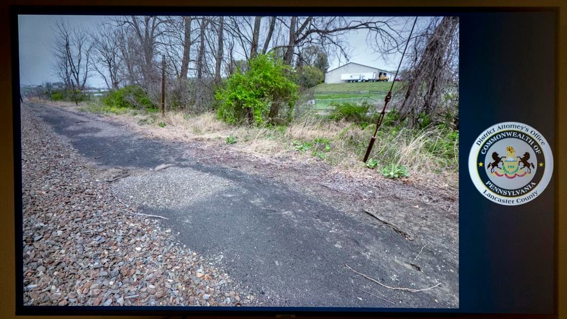 La causa de la muerte de Linda fue asfixia por estrangulamiento, junto con asfixia, dijo el forense, Dr. Stephen Diamantoni, en abril. Añadió que la puñalada fue un factor que contribuyó a su muerte.