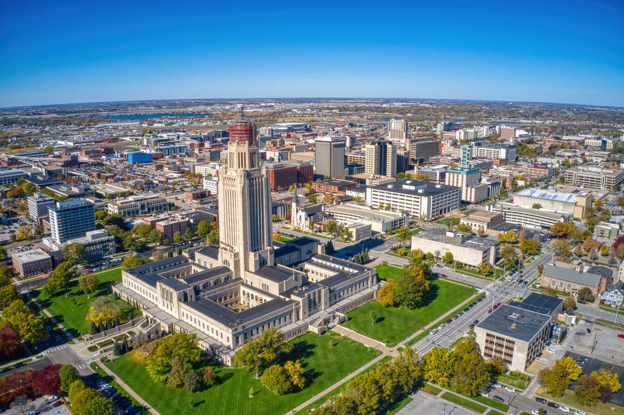 <b>Puesto 30 de las ciudades donde el salario rinde más | Lincoln, Nebraska</b>
<br>
<br>🔘 El ingreso promedio anual de un hogar en esa ciudad es de $60,063.
<br>🔘 Los cheques que recibe un hogar quincenalmente ascienden a $2,310.
<br>🔘 El monto de cubrir las necesidades básicas es de $1,107.
<br>🔘 Por ello, sobran $1,204 de cada cheque.