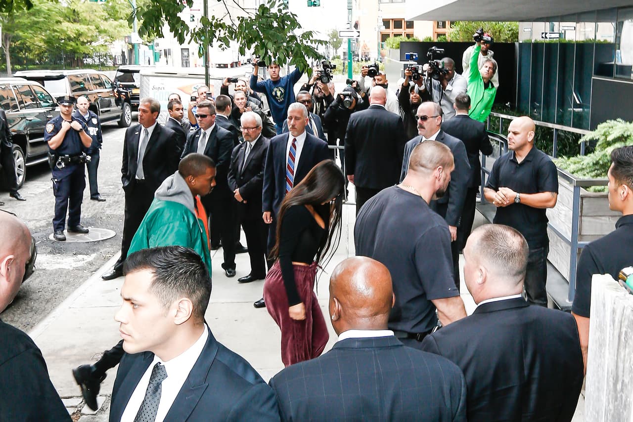 Un fuerte equipo de seguridad resguardó a Kim, Kanye y Kris.