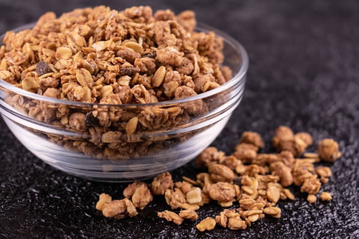 <b>Simply Granola, oats, honey, raisins & almonds</b>: muchas marcas de granola superan de lejos los límites de azúcar añadida. La de Quaker contiene 9 gramos, para un total de 16 gramos de azúcares. Más que una dona. 
<br>