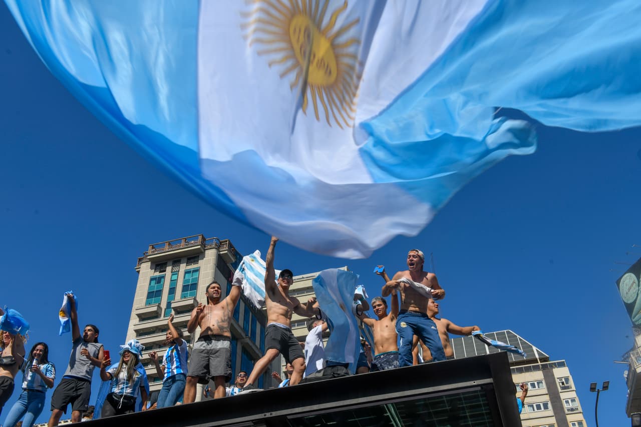 Buscando el lugar más alto de la ciudad, los argentinos celebraron en cualquier rincón de Buenos Aires. “Estoy muy feliz, lo merecíamos de verdad, este equipo sufrió bastante, pero se fue reponiendo”, dijo Josefina Villalba, de 55 años, a la agencia AP.