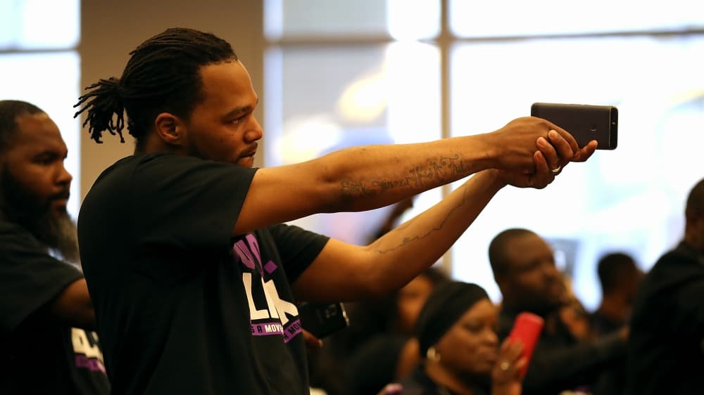 Protestas por muerte de afroamericano en California impiden acceso a un juego de la NBA