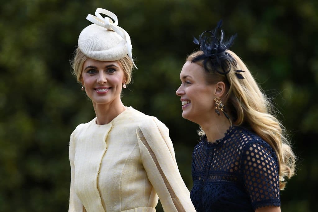 Donna Air, novia de James Middleton, llegó a parte, para encontrarse con él, como es constumbre en las bodas, usó un tocado que hizo juego con su vestido color crema.