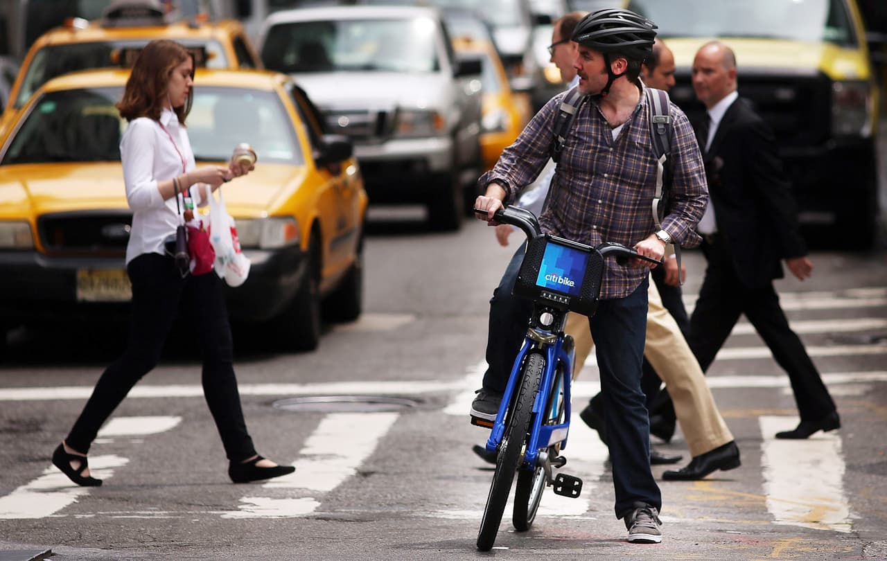 En la hora pico de Nueva York, las bicicletas públicas convienen más que los taxis