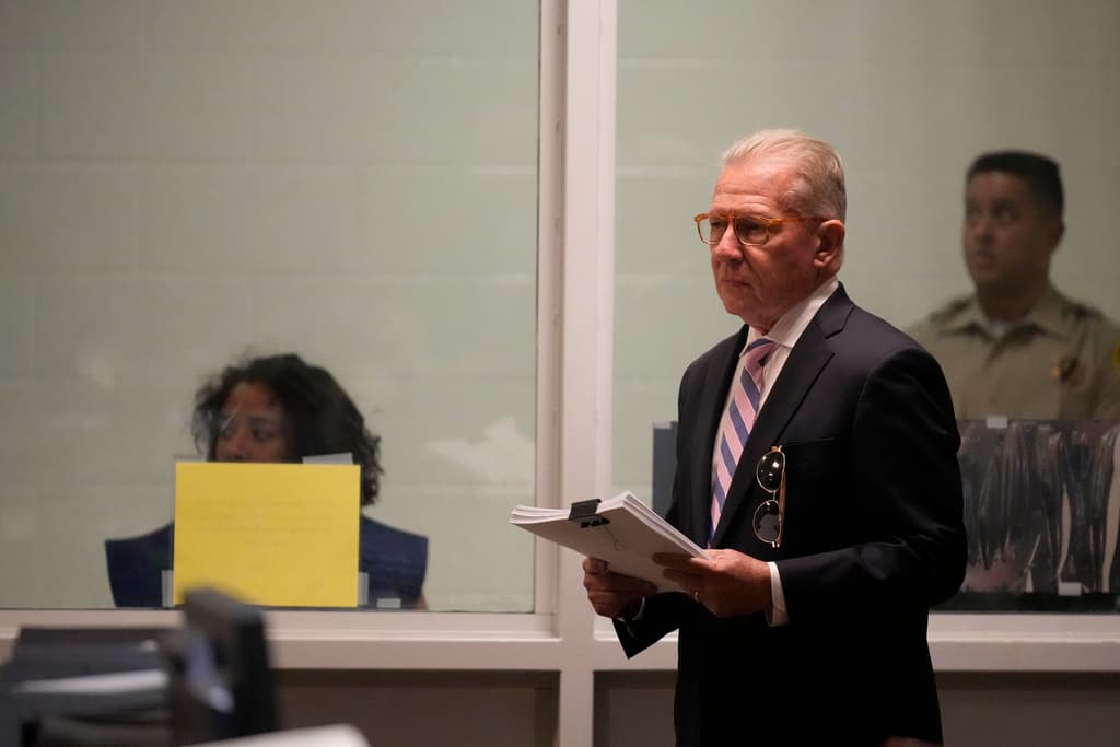 <b>George Rosenstock</b>, abogado defensor de Kevin Salazar, respondió al juez por su representado, cuando se le preguntó cómo se declaraba ante la acusación de asesinato, con tres agravantes.