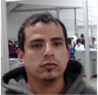 Eddy Rafael Salinas Galeano, ciudadano de Nicaragua, con antecedentes delictivos fue detenido por cruzar ilegalmente la frontera cerca de San Luis, Arizona. El 6 de enero de 2014, Galeano, de 31 años, fue condenado por actos lascivos con un niño y luego condenado a entre 10 y 22 meses. Cumplió poco menos de catorce meses antes de su deportación a Nicaragua el 23 de febrero de 2015. Galeano será procesado por reingresar al país tras ser deportado.