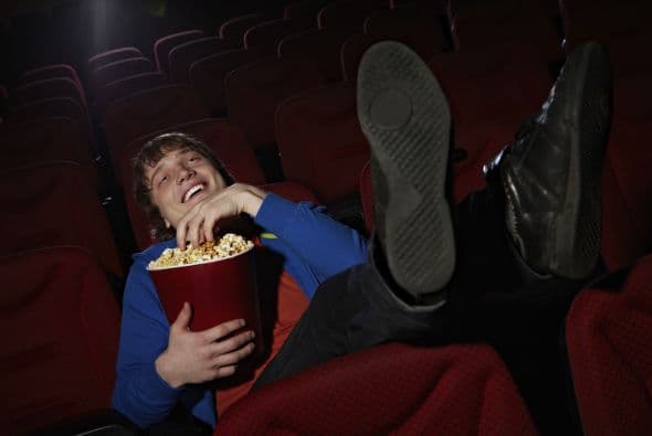 Apoyar los pies en el asiento delante del tuyo. “La última vez que fui al cine, una adolescente apoyó sus malolientes zapatos en mi cabecera. Tuve que darme vuelta y pedirle que los sacara”, nos contó, indignado, Manuel Marmarides, estudiante de 26 años.