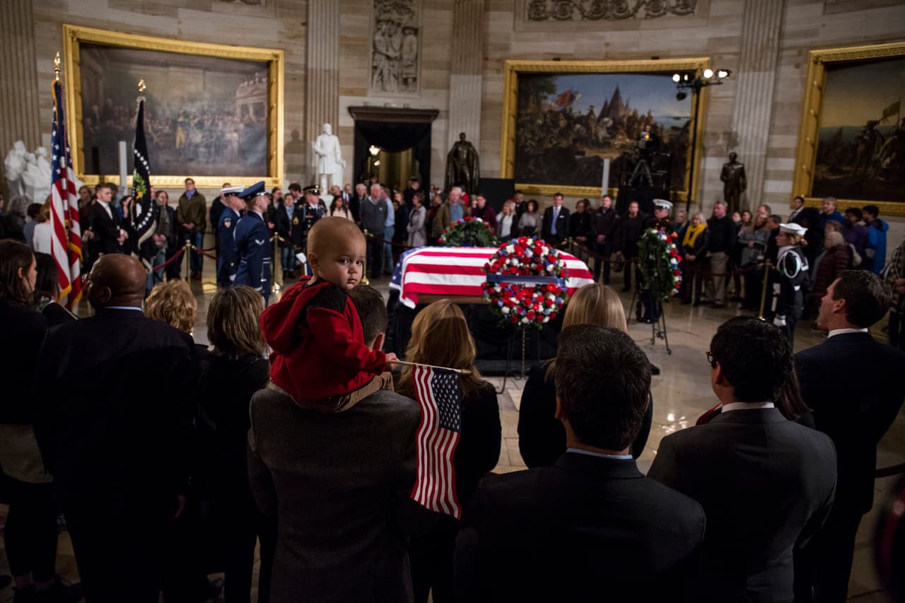 La histórica Rotonda del Capitolio recibe a miles de personas que se han acercado desde muy temprano el martes para despedir al presidente número 41 de EEUU, George H.W. Bush.